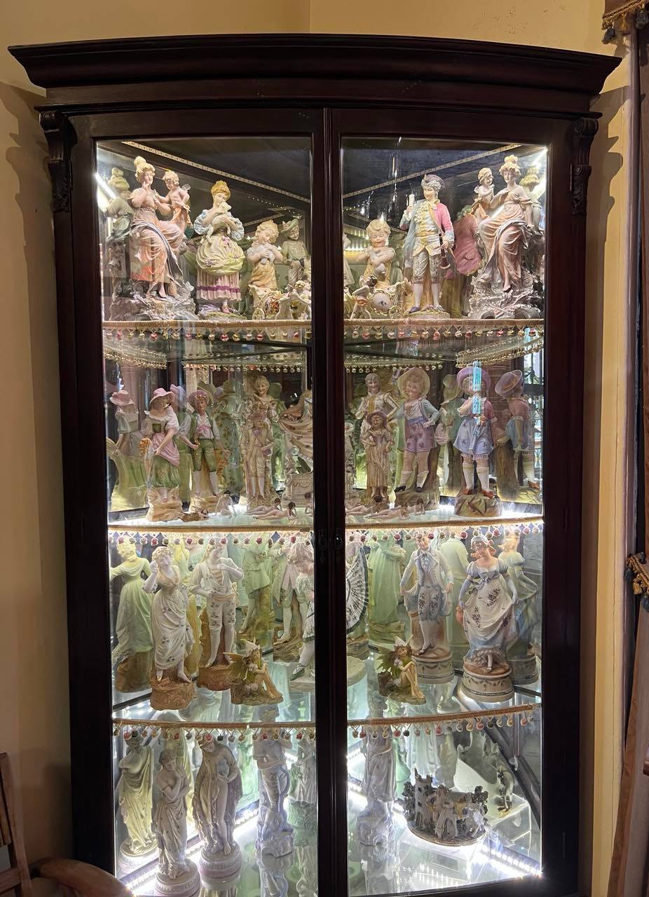 APARADOR bursting with European statuettes.