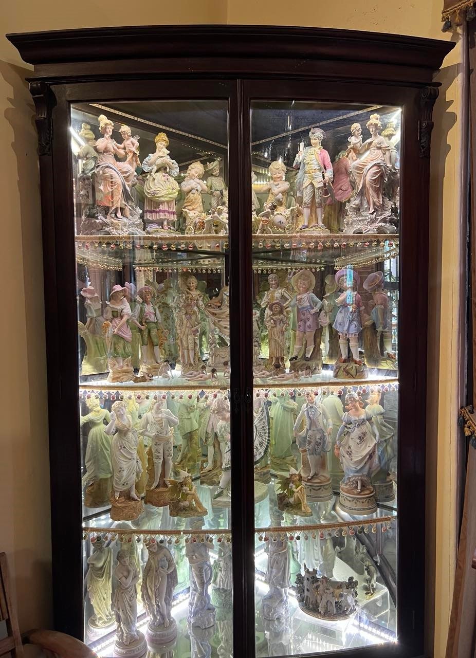 APARADOR bursting with European statuettes.