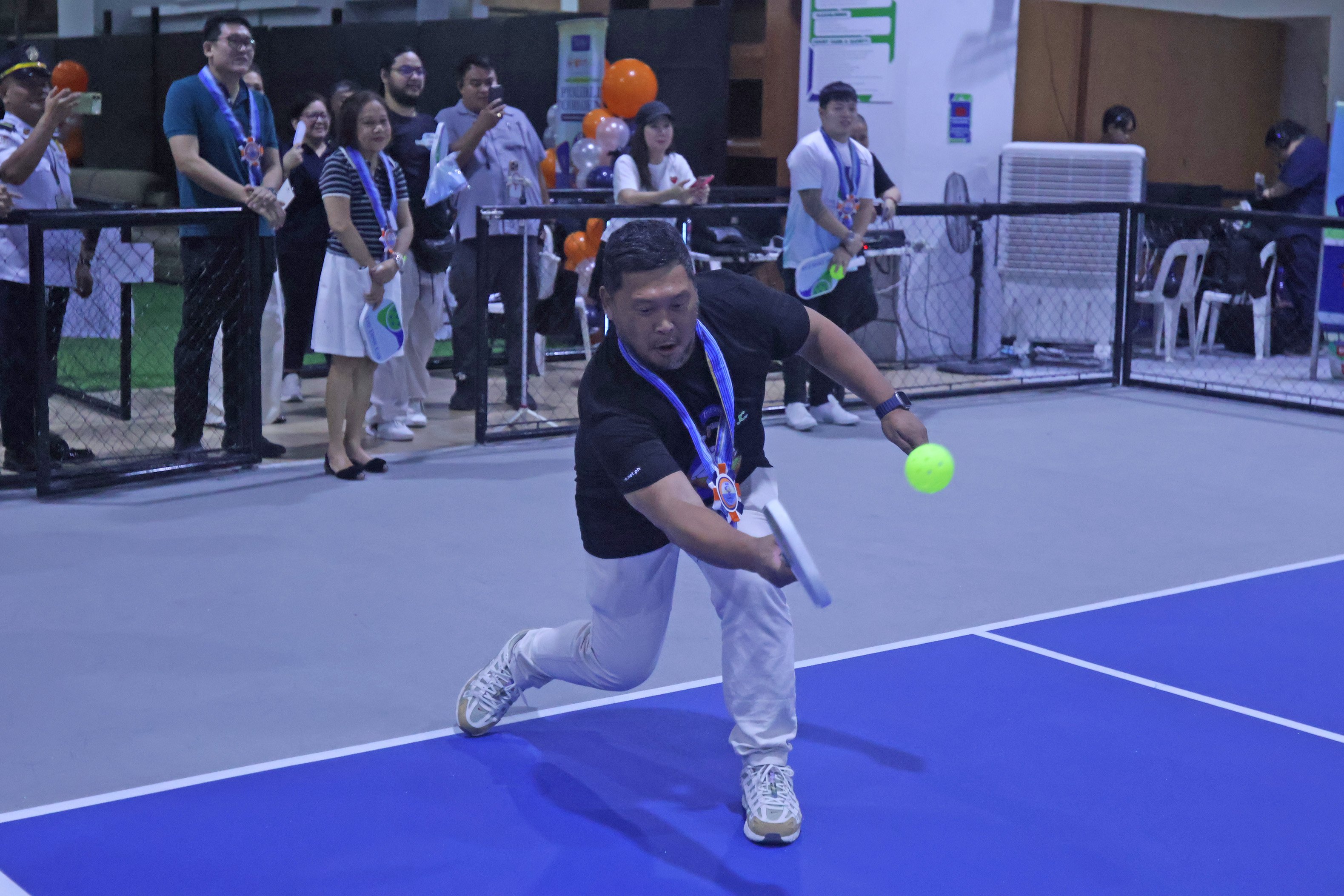 DAILY TRIBUNE Sports editor Julius Manicad showcases his dinking skills.