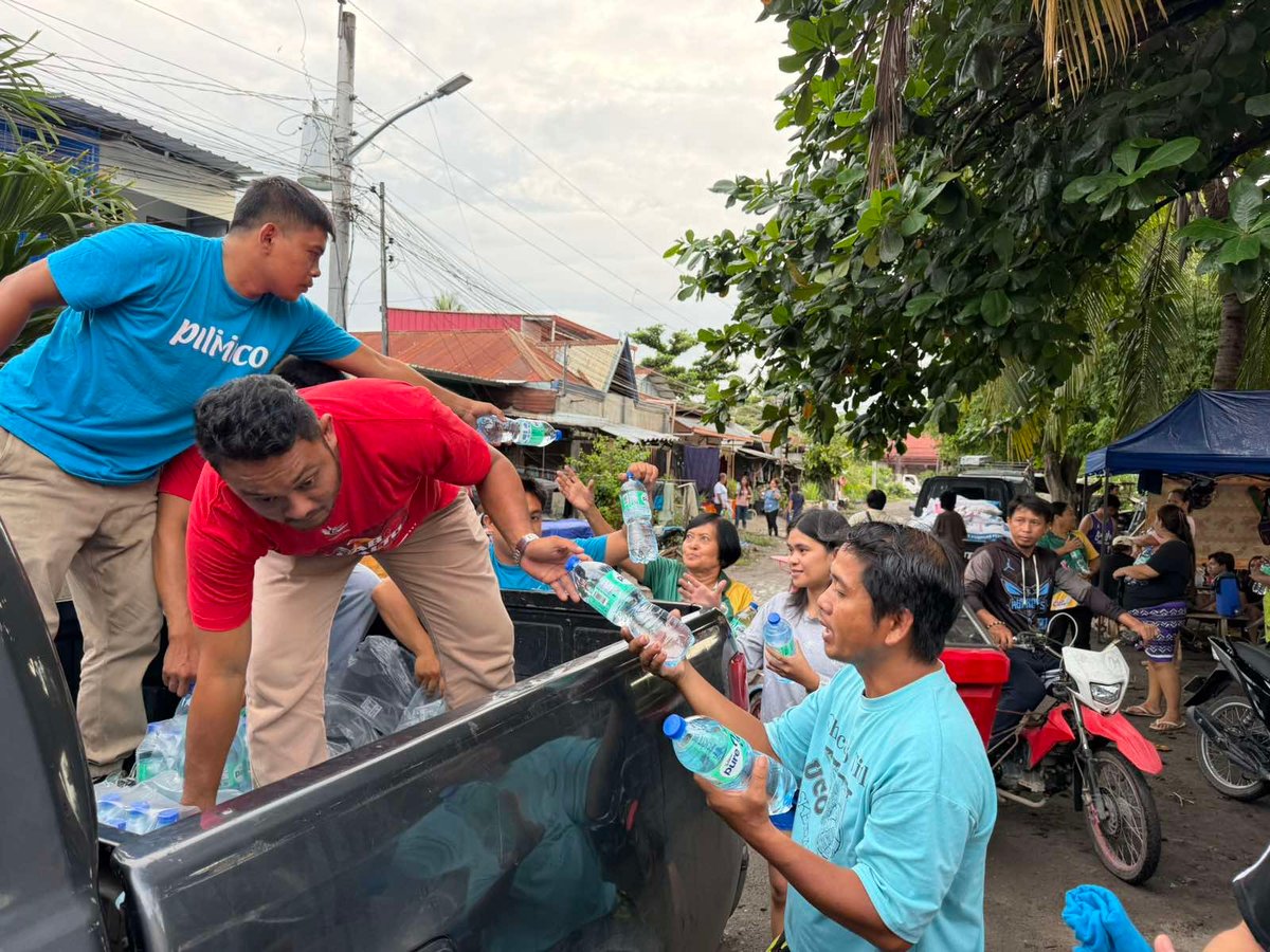 #ONEABOITIZ volunteers distribute food and water to people in Barangay Lagao, General Santos City.