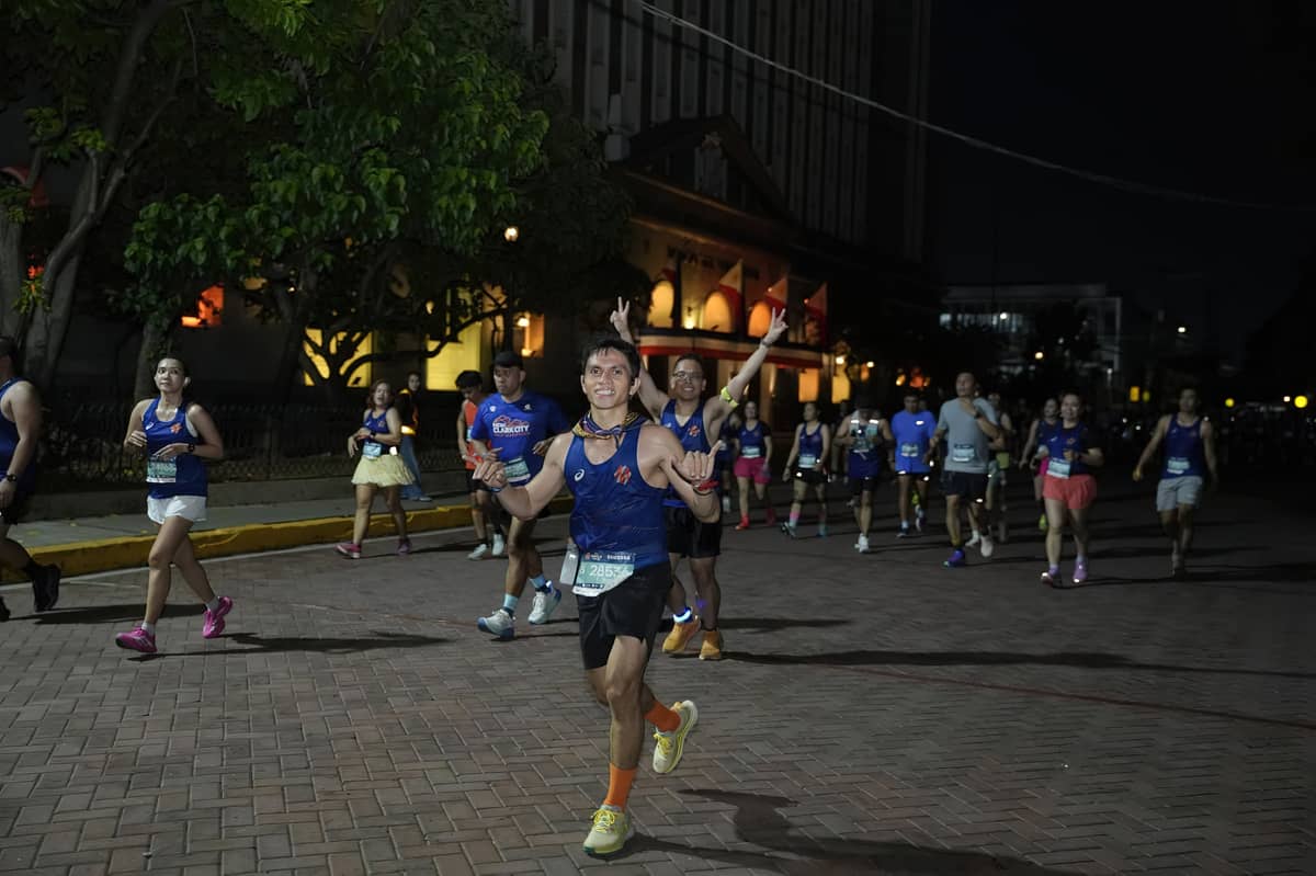 RUNNERS fill the streets of Metro Manila.