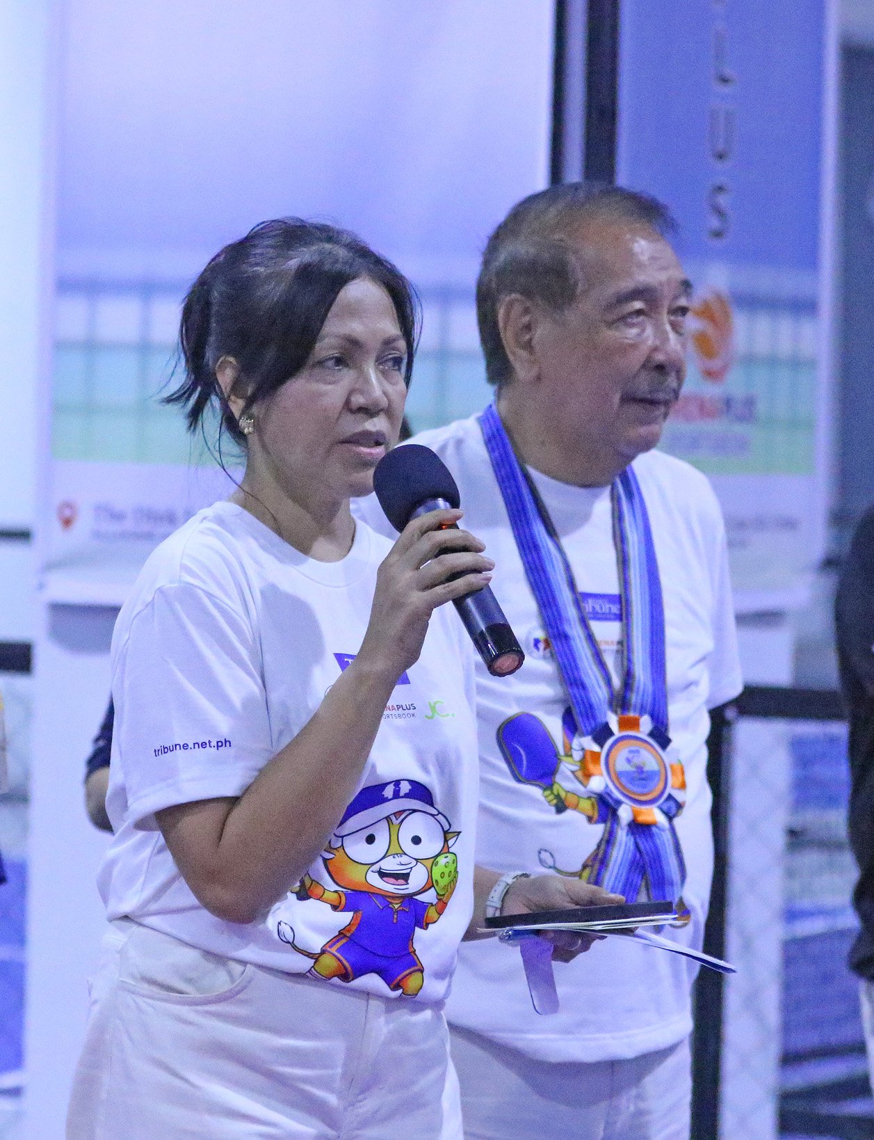 DAILY TRIBUNE executive vice president Chingbee Fernandez expresses her appreciation to the pickleball players who competed for pride, glory and exciting prizes.