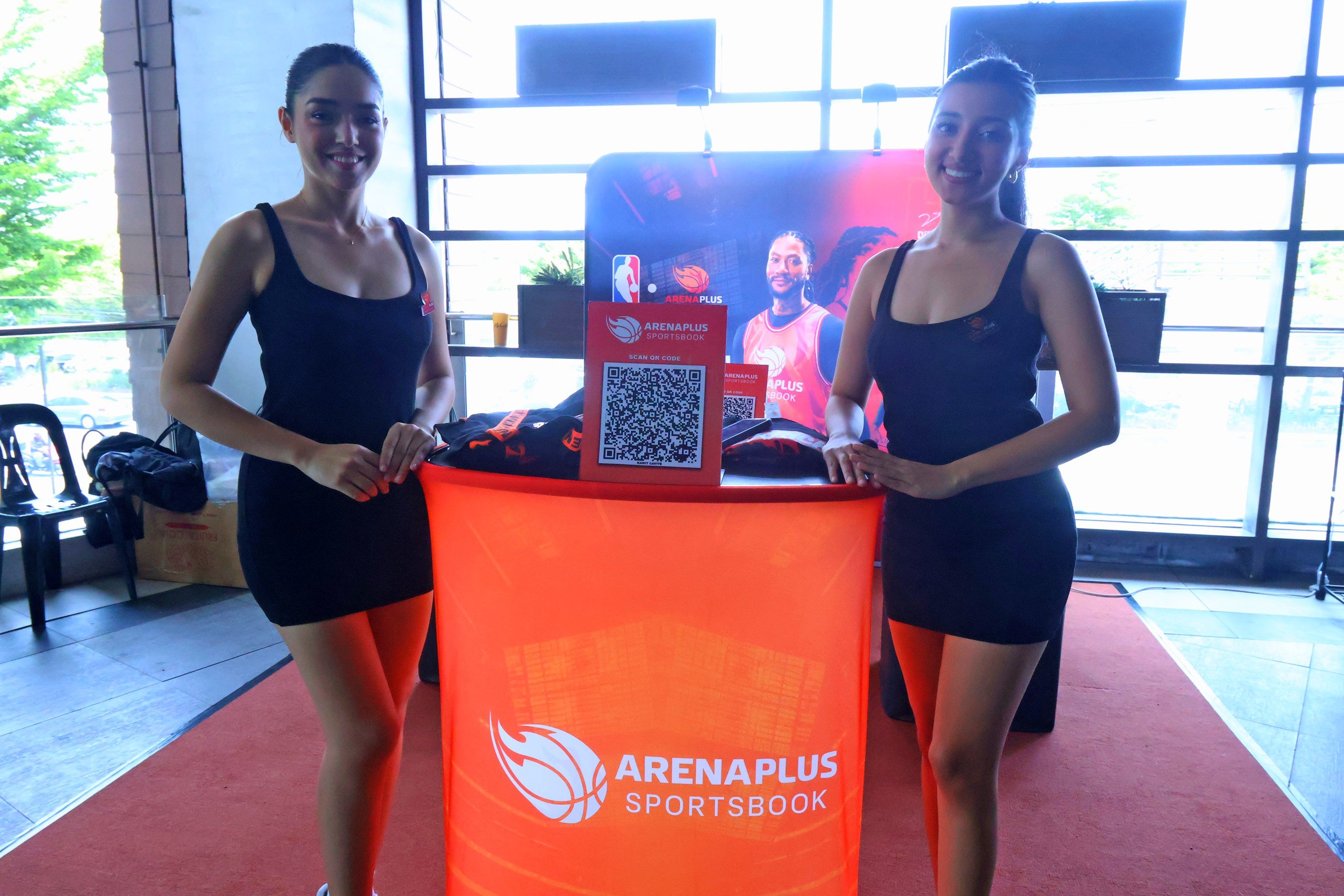 PRETTY ArenaPlus ambassadors greet players with their awesome smiles before buckling down to action in the ‘Dink-dependence Day Showdown.’