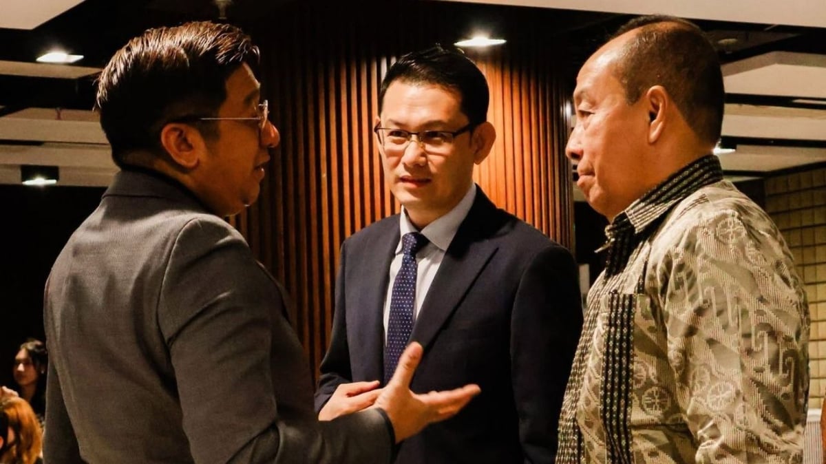 ASSOCIATE Professor and Dean of the School of Diplomacy and Governance at De La Salle-College of Saint Benilde Gary Ador Dionisio (left) discusses the latest issues and concerns in ASEAN with Agus Widjojo (right) of the Republic of Indonesia as well as Sin Saream, Ambassador of the Kingdom of Cambodia to the Republic of the Philippines during the Benilde Model ASEAN meeting.