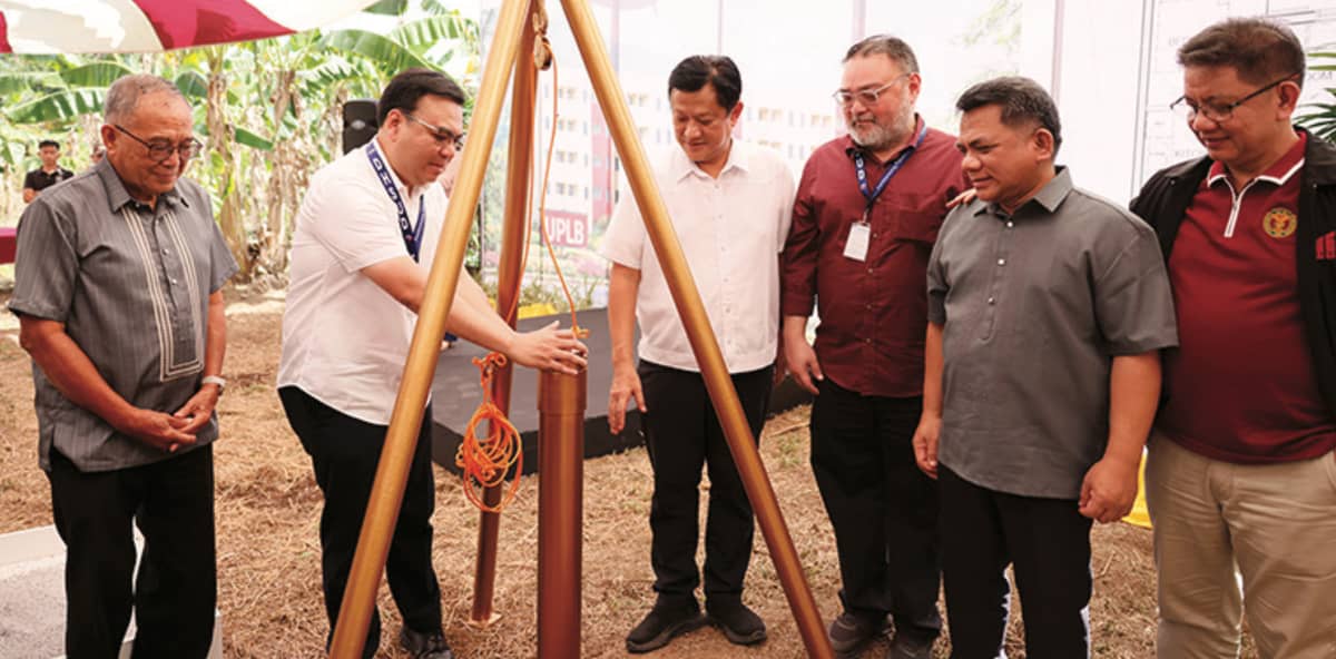 (LEFT Secretary Aliling leads the groundbreaking for the UPLB Rental Housing Project, April 23. (Right) President Marcos Jr. and Secretary Aliling inspect
the first Bayanihan Village in San Remigio, Cebu, October 17.