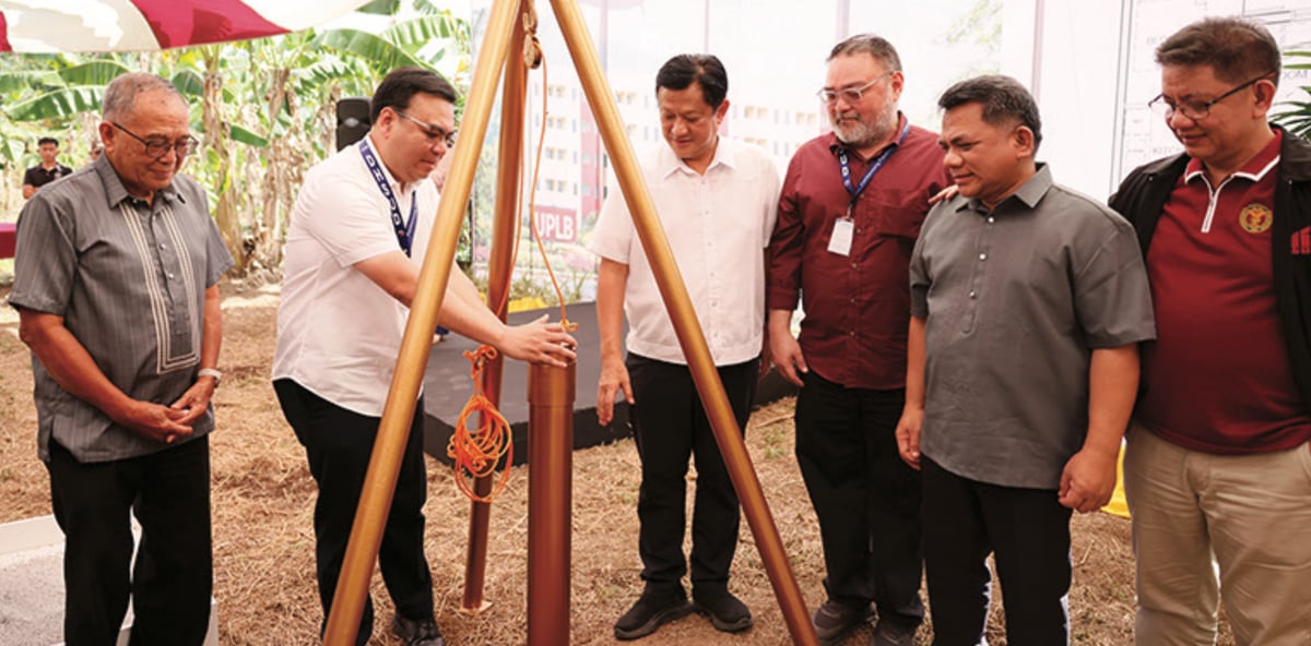 (LEFT Secretary Aliling leads the groundbreaking for the UPLB Rental Housing Project, April 23. (Right) President Marcos Jr. and Secretary Aliling inspect
the first Bayanihan Village in San Remigio, Cebu, October 17.