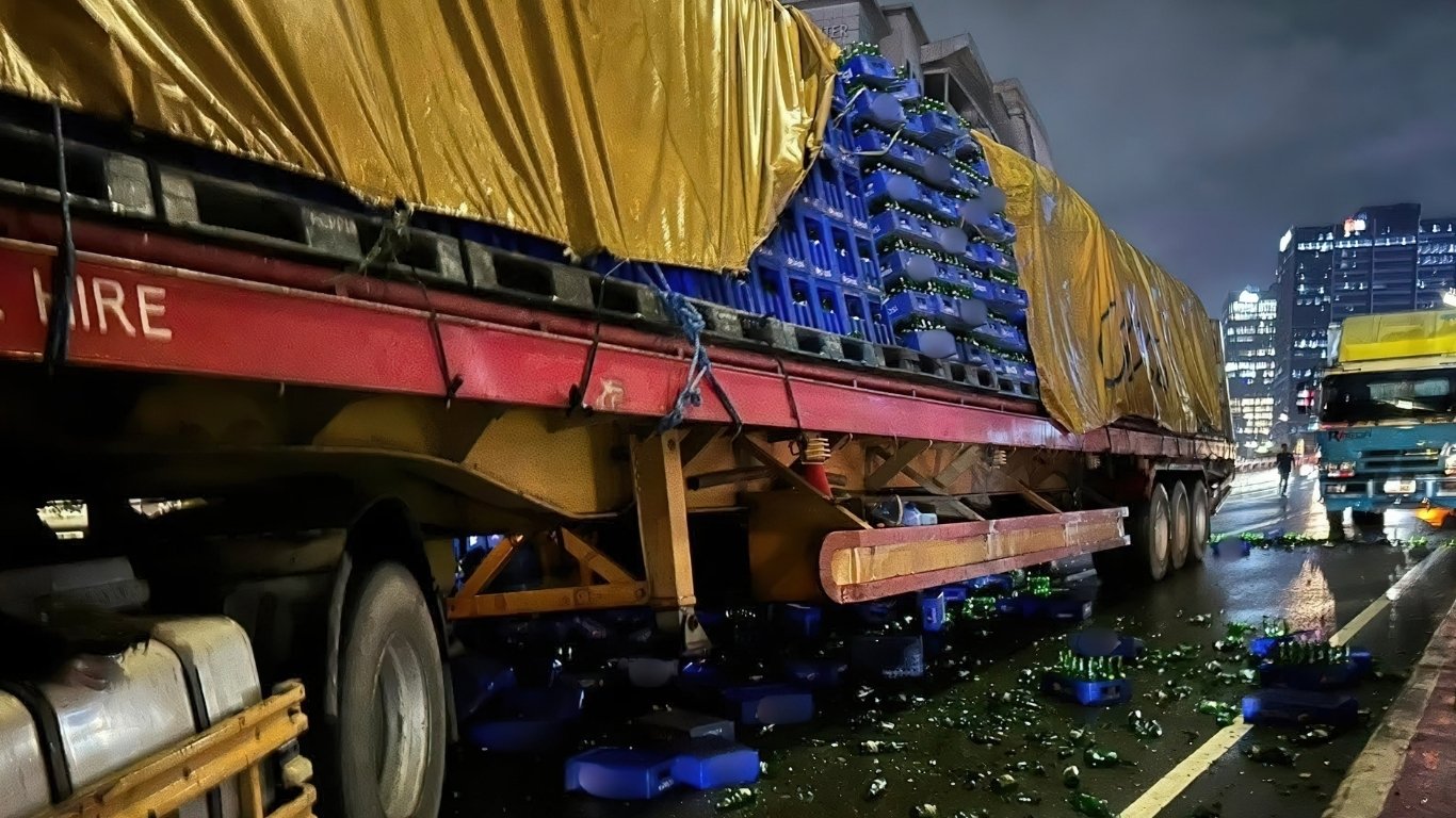 Late-night collision on C5-Ortigas 
flyover kills truck helper