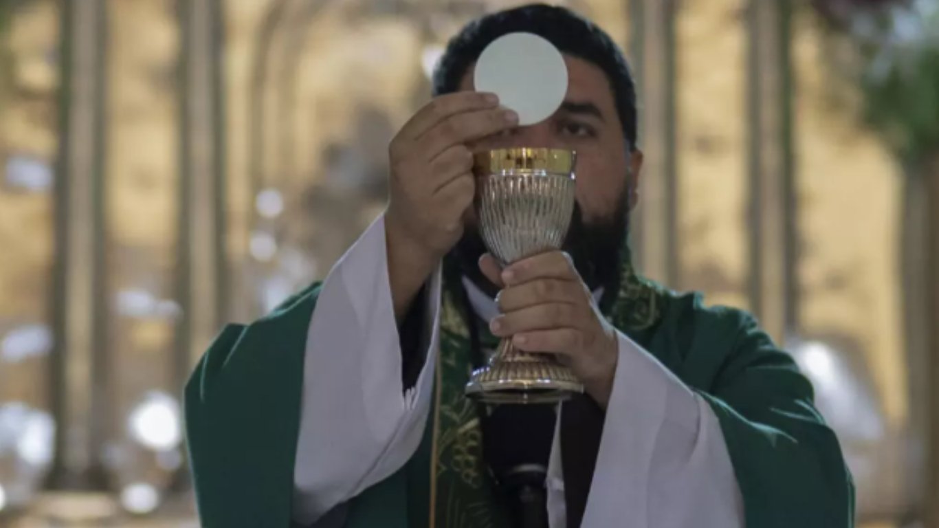 Priests ordered to ration Mass wafers