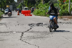 Quake-hit families secure shelter aid