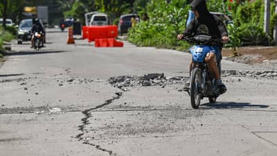 Quake-hit families secure shelter aid