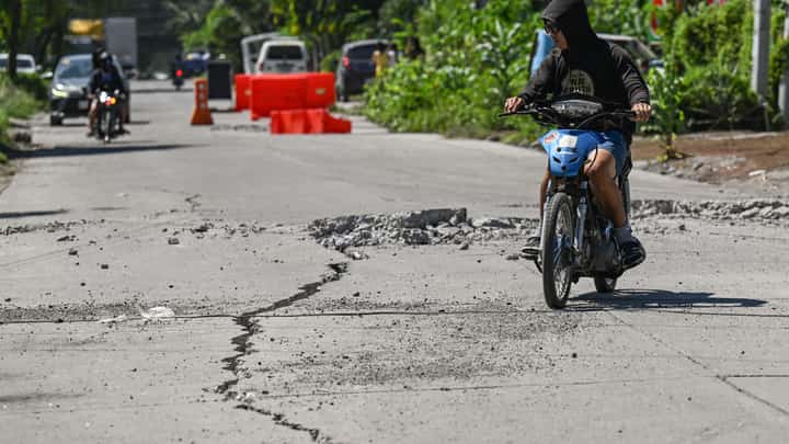 Quake-hit families secure shelter aid