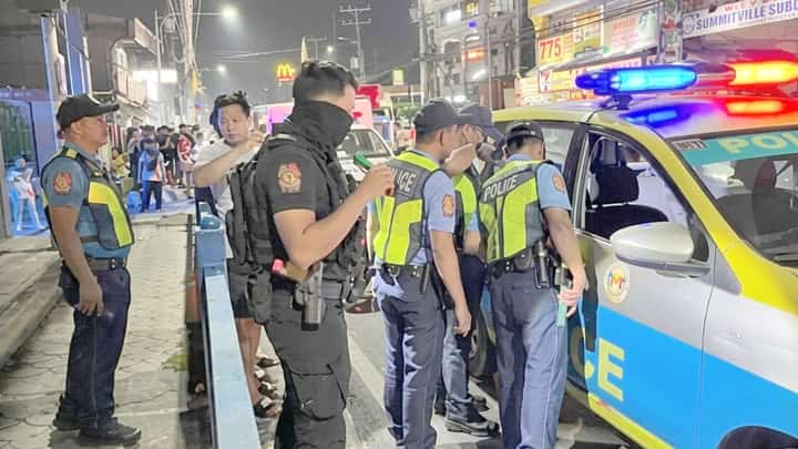 POLICE investigators process the scene along the National Road in Barangay Putatan, Muntinlupa City, where an armed disturbance suspect was shot and killed Tuesday night. The suspect was shot by backup officers in self-defense after he allegedly struck a responding policeman in the head with a stone and advanced toward him with an improvised ice pick.