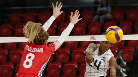 Streaking Americans roll past Czechs