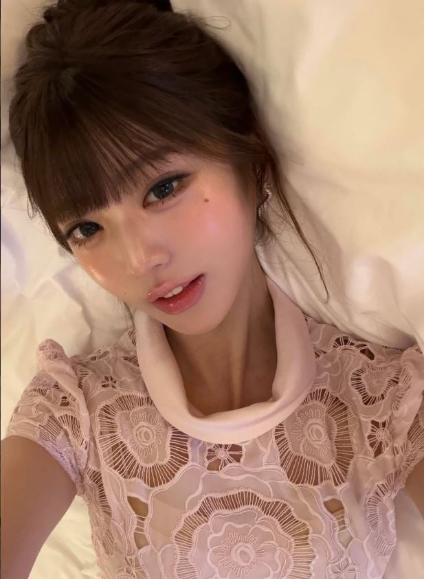 WOON Young with a dewy makeup.