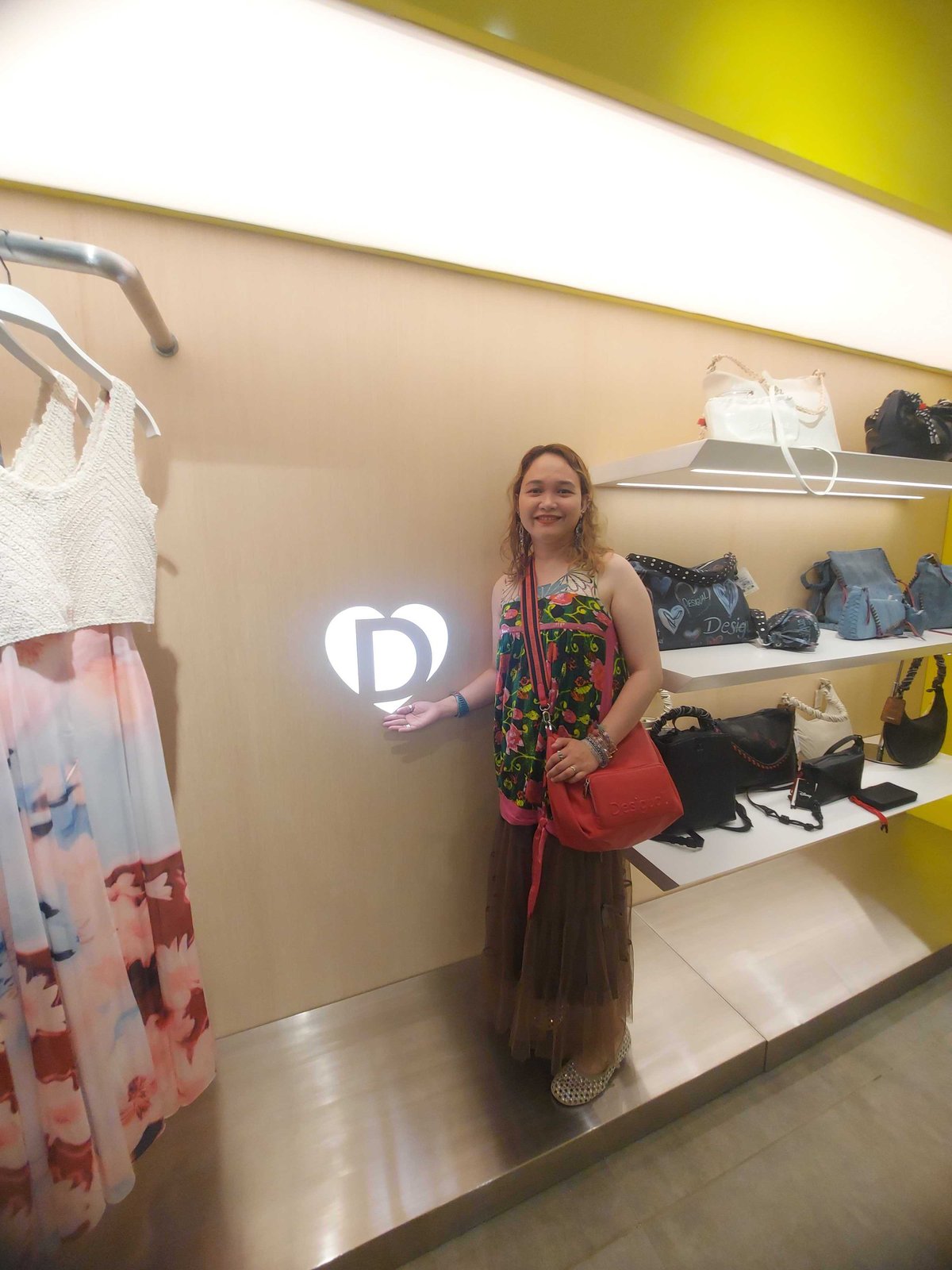 WEARNG Desigual and carrying a Desigual bag at the store opening.