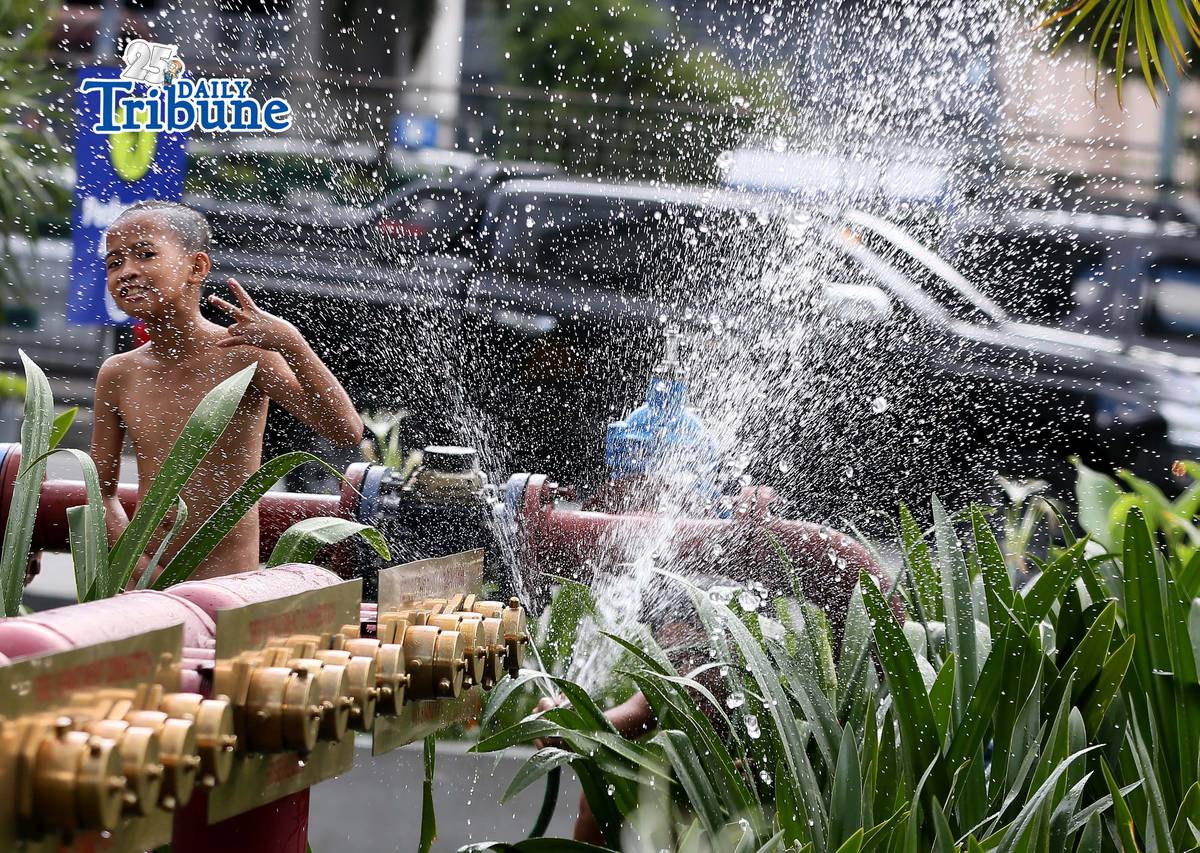 (June 18 2026) Kids enjoy taking a bath at the Fire Department dry standpipe along Edsa in Mandaluyong City on Thursday June 18 2026. Photo/Analy Labor