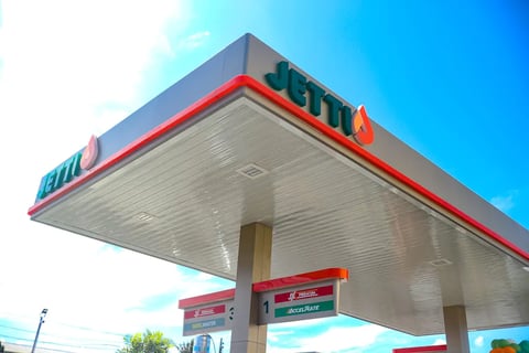 Pump prices seen retreating as oil market sheds war premium