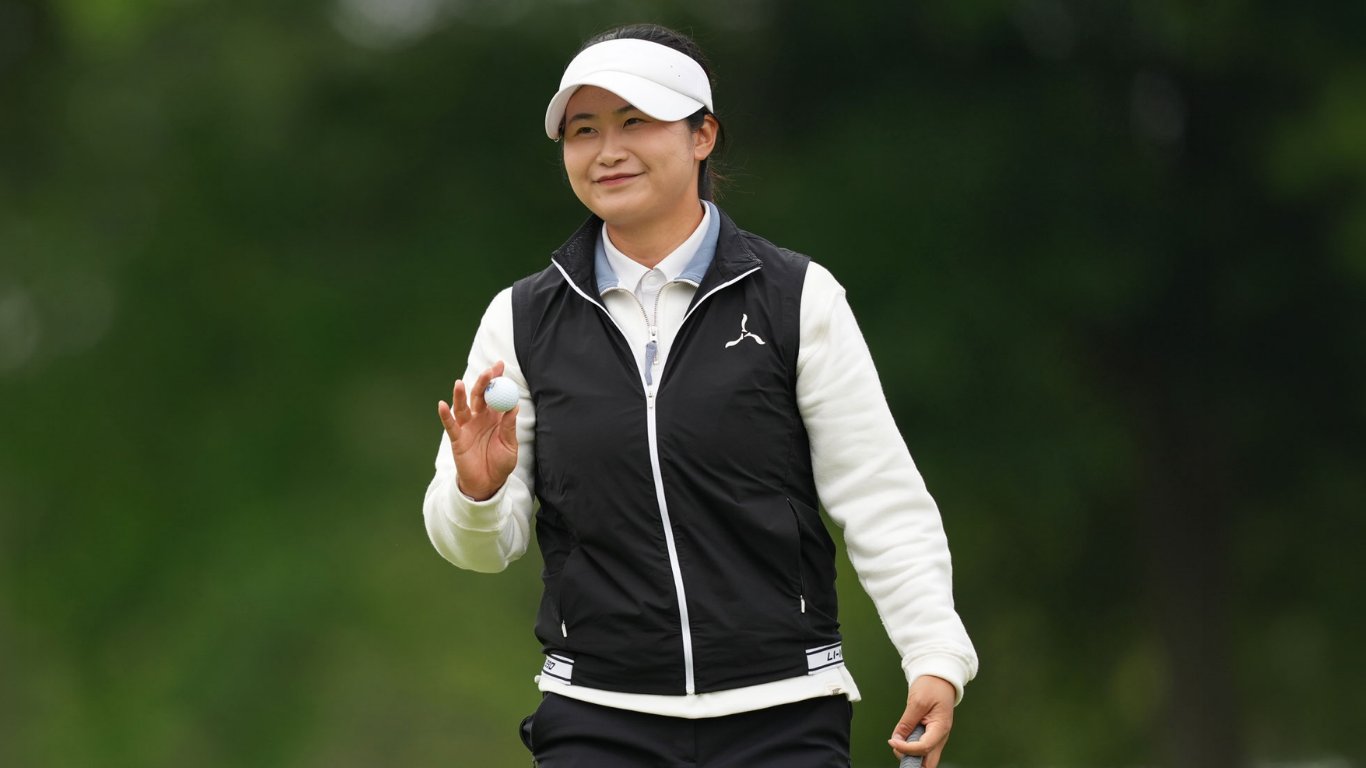 Liu rides wind to the top