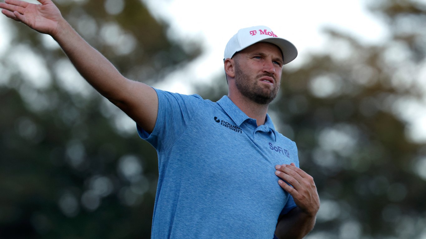 Clark seizes 4-stroke lead at darkness-halted U.S. Open