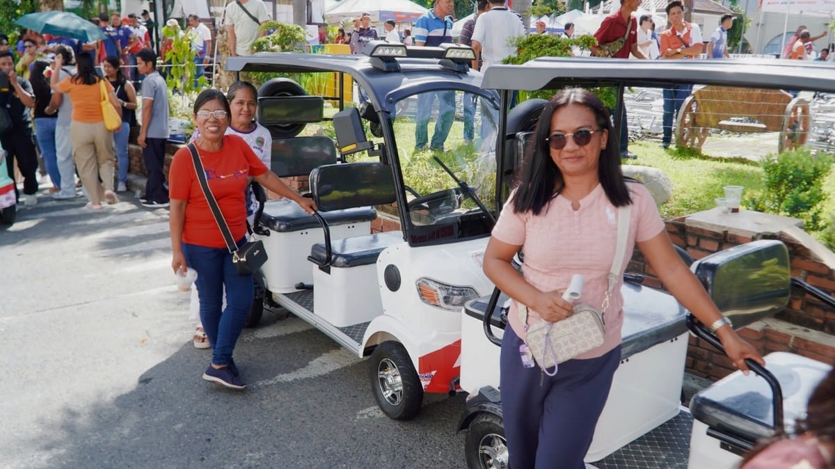 Laoag rolls out ambulances, e-bikes, aid