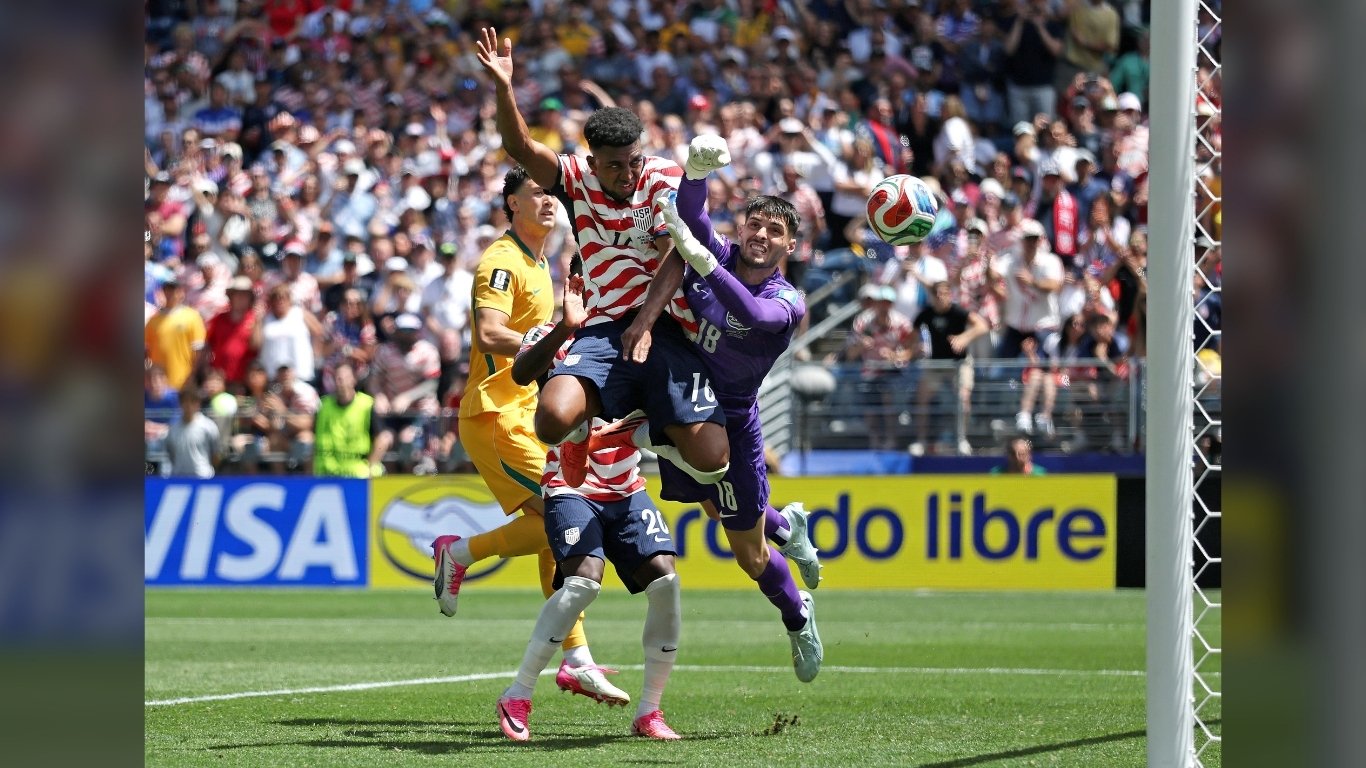 Americans storm into Last 32