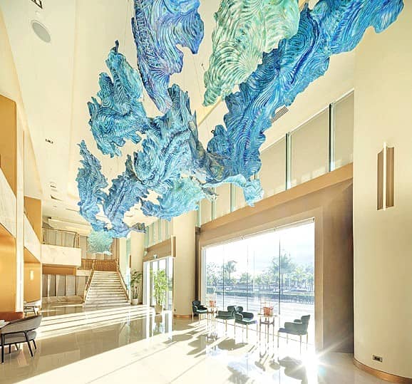 WARM interiors and expansive windows frame the beauty of Manila Bay, inviting
guests to wake up to sunrise and unwind with golden sunsets.