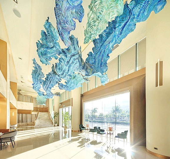 WARM interiors and expansive windows frame the beauty of Manila Bay, inviting
guests to wake up to sunrise and unwind with golden sunsets.