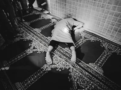 Praying cop shot dead inside mosque