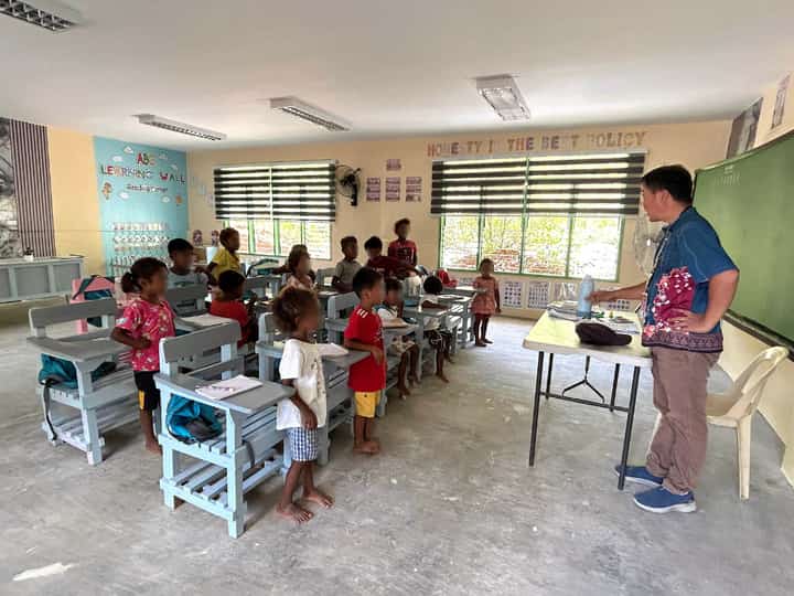 DUMAGAT learners of Mabaldog Elementary School in Barangay Ligaya, Gabaldon, Nueva Ecija attend class at their newly refurbished classroom that Aboitiz Foods also equipped with more stable electricity, electric fans, a Smart TV, and internet connection under Aboitiz Foundation’s AuroraPH project that digitalizes and solarizes last-mile schools.