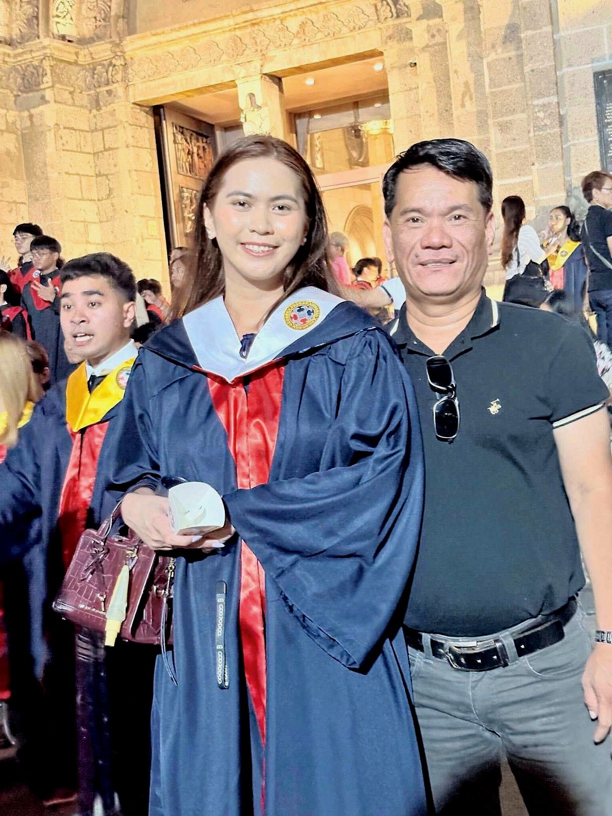 PROUD day Online reporter Gwen Bergado celebrates her college graduation with her proud father, Ogie.