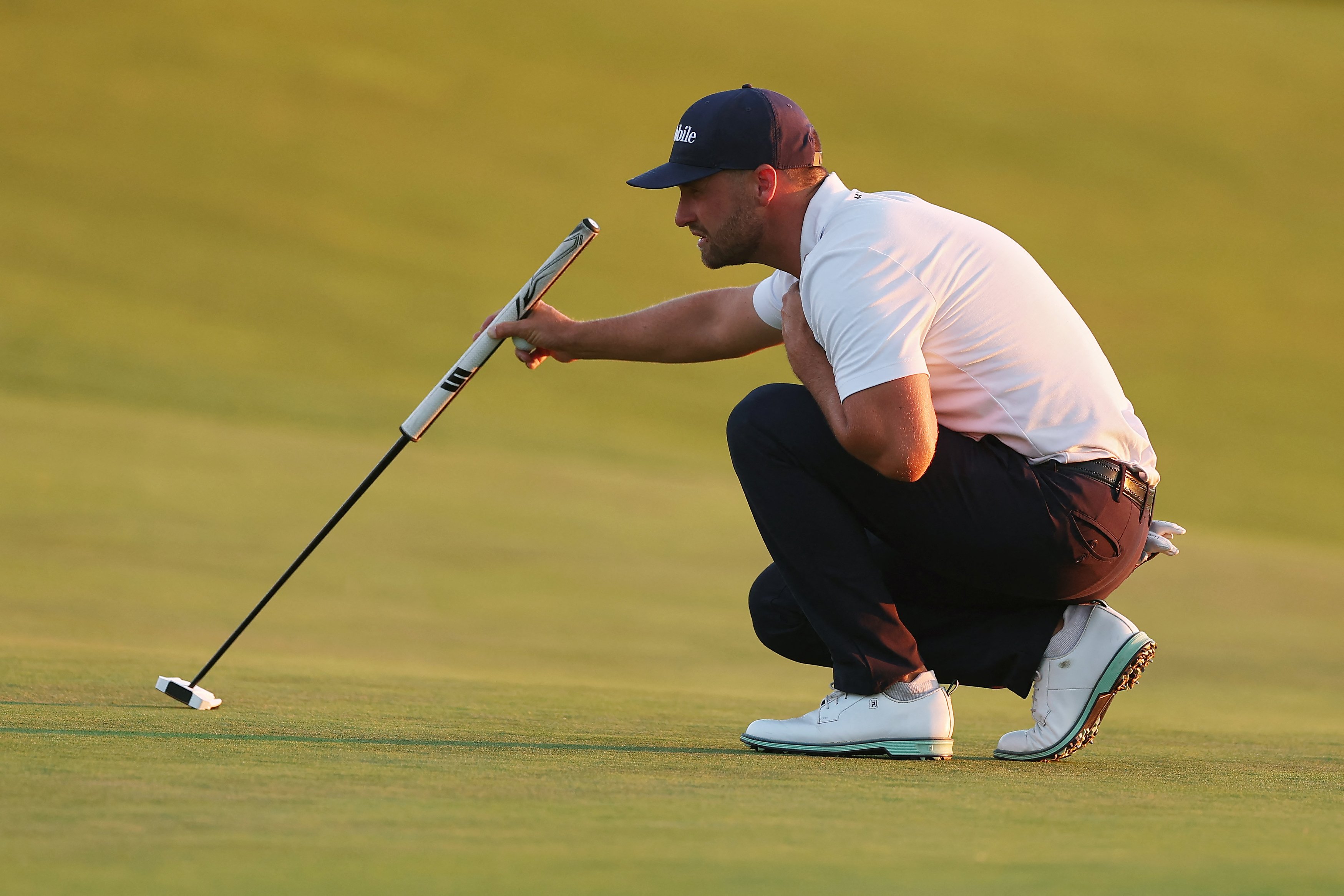 Commanding cushion: Clark pads lead to 6; Scheffler plots late attack