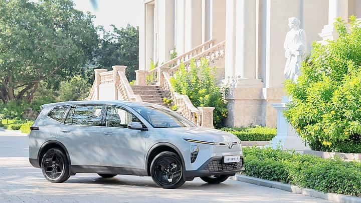 VF MPV 7 is a seven-seat electric MPV built with features for wet-season family driving.