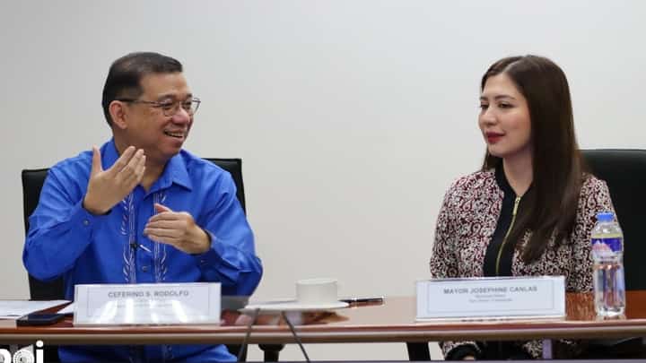 TRADE Undersecretary and Board of Investments managing head Ceferino Rodolfo (left) and San Simon Acting Mayor Josephine Anne Canlas recently forges agreement to lure more investors in the said locality.