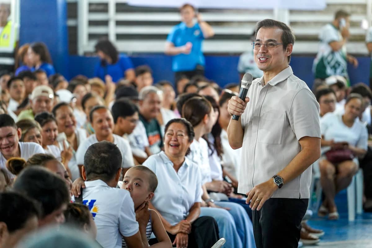 MANILA Mayor Francisco Domagoso joins First Lady Liza Araneta-Marcos in distributing 10 kilograms of rice to a total of 500 residents of Barangay 72 in Tondo, Manila under the First Lady’s ‘Mula sa Puso Para sa Pamilya’ program.