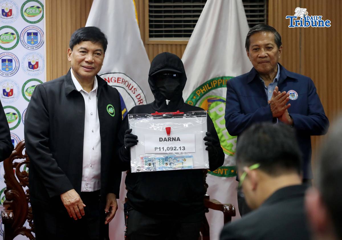 (June 25 2026) Philippine Drug Enforcement Agency (PDEA) Director General Usec. Isagani Nerez with Dangerous Drug Board Chairperson Secretary Oscar Valenzuela hand over the total of P9.6 Million cash rewards to the six out of the 18 civilian informants behind major drug busts, the remaining awardees received their incentives through PDEA regional offices, held at PDEA office in Quezon City on Thursday June 25 2026. Photo/Analy Labor