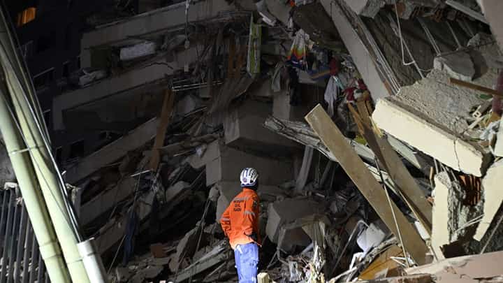 #EarthquakeAlert: Rescuers search through the rubble of a collapsed building in #Caracas on 24 June 2026, after twin earthquakes measuring 7.2 and 7.5 struck #Venezuela, triggering building collapses and sending residents fleeing into the streets. | 📷 AFP