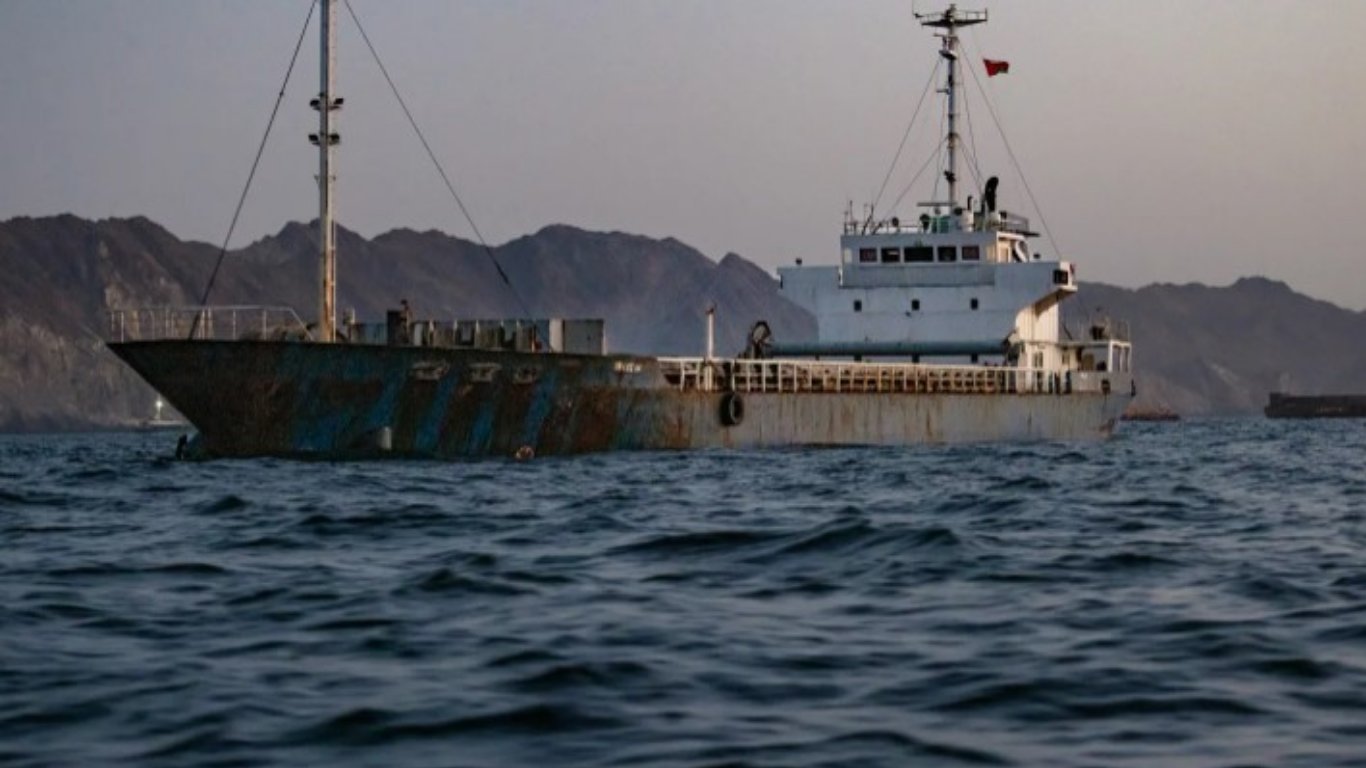 Ships warned vs unauthorized Hormuz crossings