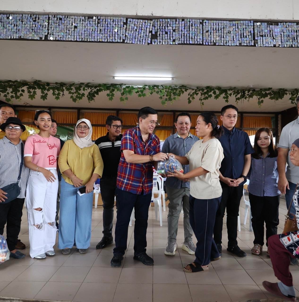 Bong Go delivers aid to barangay workers in Banaybanay, Davao Oriental