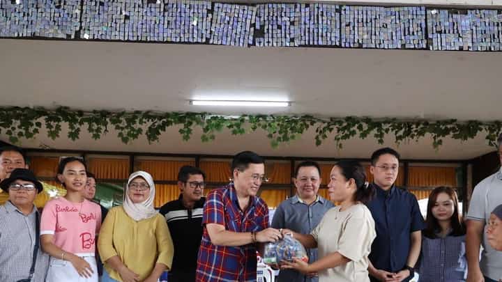 Bong Go delivers aid to barangay workers in Banaybanay, Davao Oriental