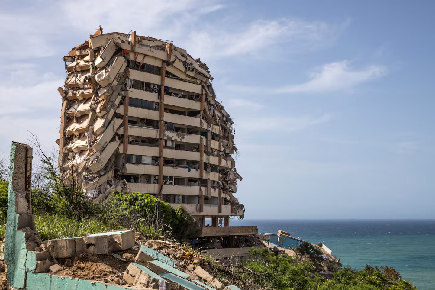 Venezuela earthquakes kill 920, tens of thousands missing