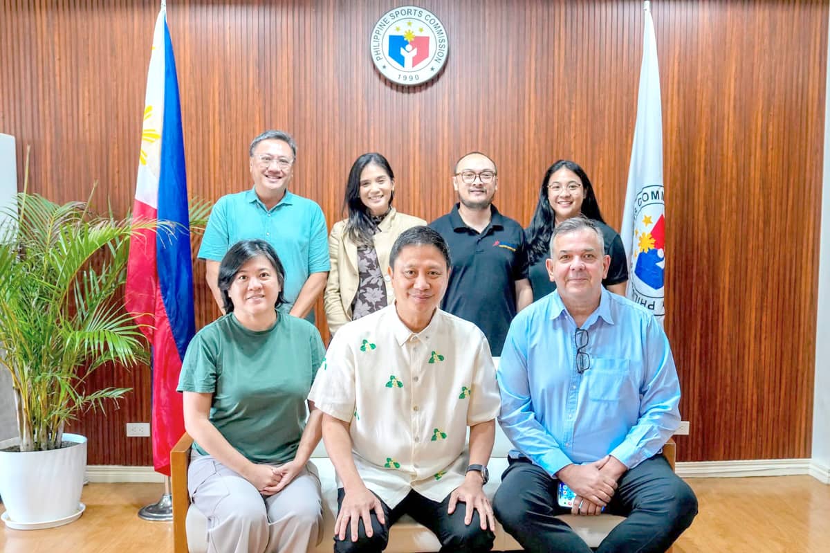 SHERY ANNE Cu (left, seated) and other pickleball stakeholders draw the support of PSC chairman Patrick ‘Pato’ Gregorio that will lead to the country’s hosting of the Professional Pickleball Association 125 in Dumaguete City this November.