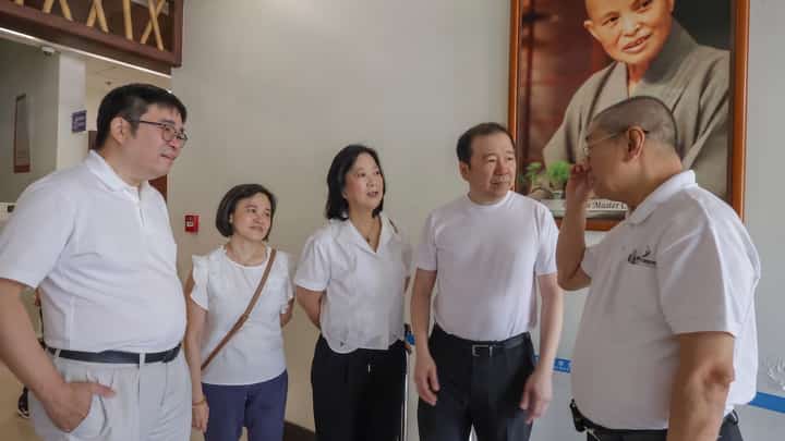 TZU Chi Medical Foundation CEO Alfredo Li (right) thanks siblings Anson, Benson, Benny and Stevie for their cash donation to Tzu Chi Eye Center.