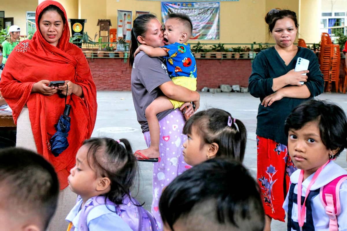 PARENTS send off their kids to a kindergarten school in Manila.