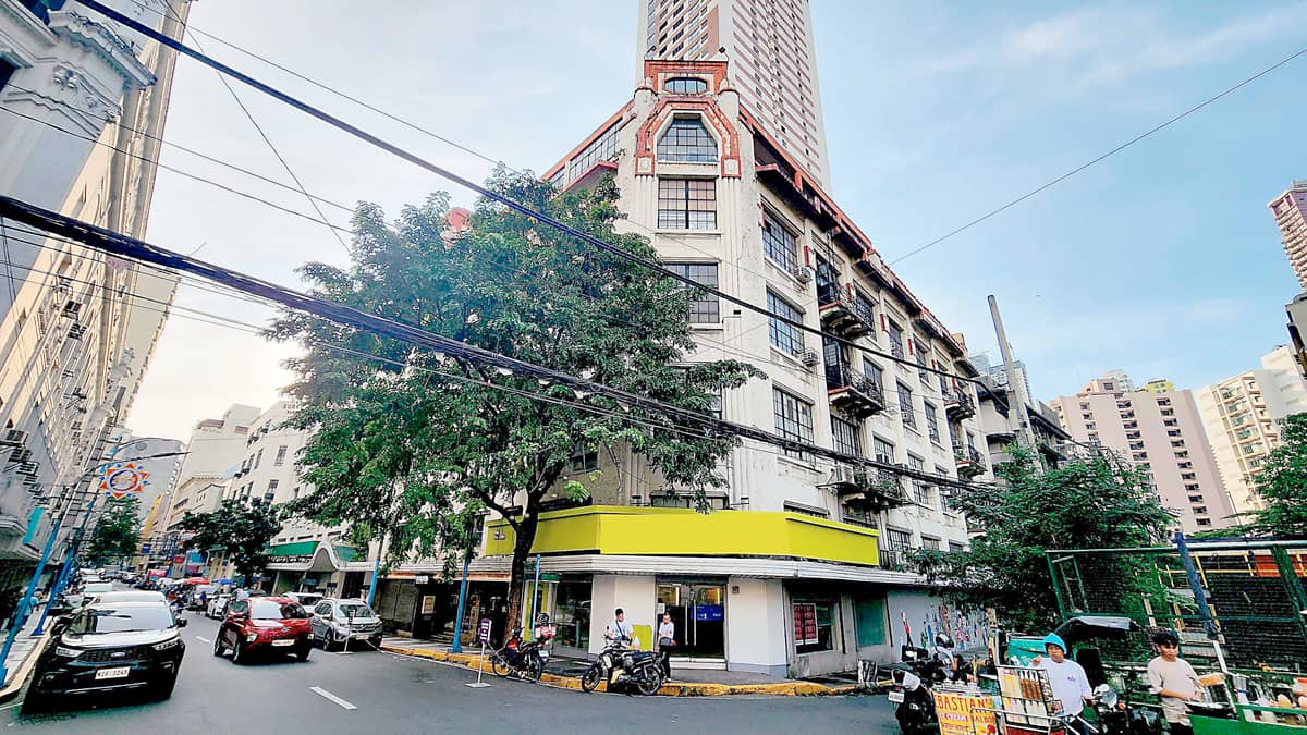 FIRST UNITED BUILDING, Binondo, Manila. Originally known as the Perez-Samanillo Building, it is one of the Philippines’ oldest surviving Art Deco structures. Completed in 1928 and designed by the firm of Andrés Luna de San Pedro and Juan Nakpil, it was once the tallest and considered the most beautiful office building, built during Escolta Street’s height as the country’s A center. It features a façade with canted arches, stylized low-reliefs, decorative grills and stairways. It was acquired by the First United Building Corporation in 1968. Declared an Important Cultural Property in 2013, it was reborn to house a creative community.