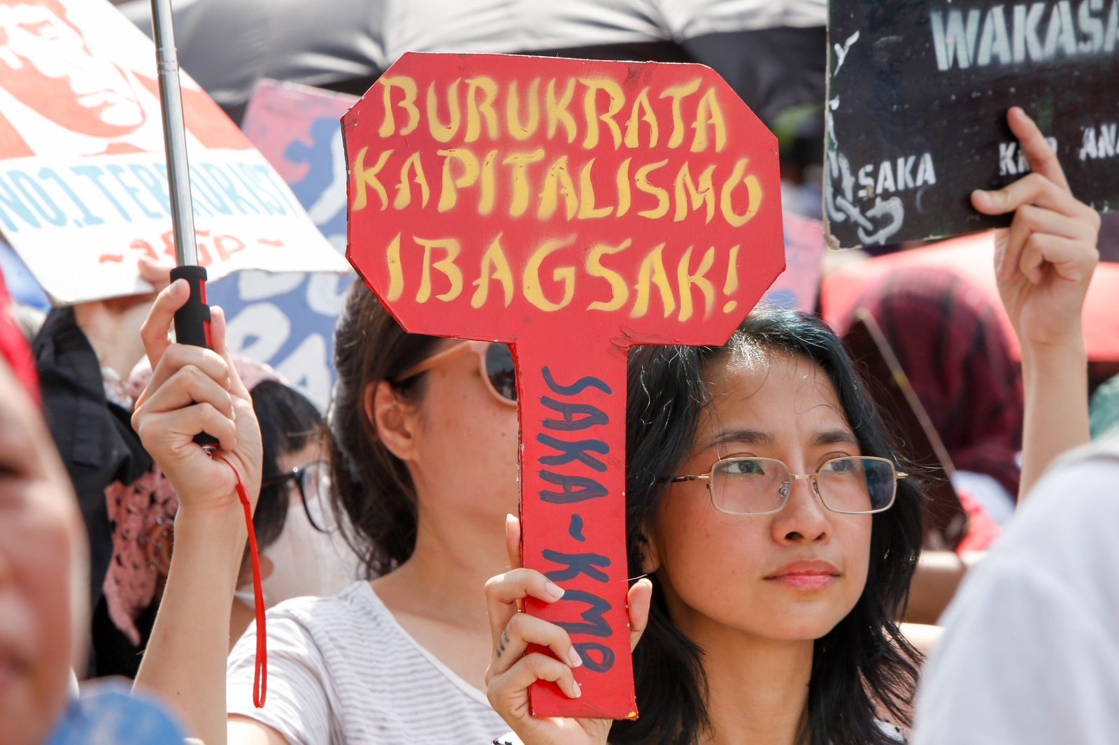 Various progressive groups from different religious, environmental, and political sectors marched down from EDSA shrine to the People Power Monument in a call to end corruption in the country titled ‘White Ribbon March’ on Sunday, 28 June, 2026 in Quezon City. 

The event started with a Catholic mass at National Shrine of Mary, Queen of Peace before marching down with different organizations from different roads nearby People Power Monument where a cultural event was staged.

Authorities are seen visible during the said protest around the area.| Aram Lascano