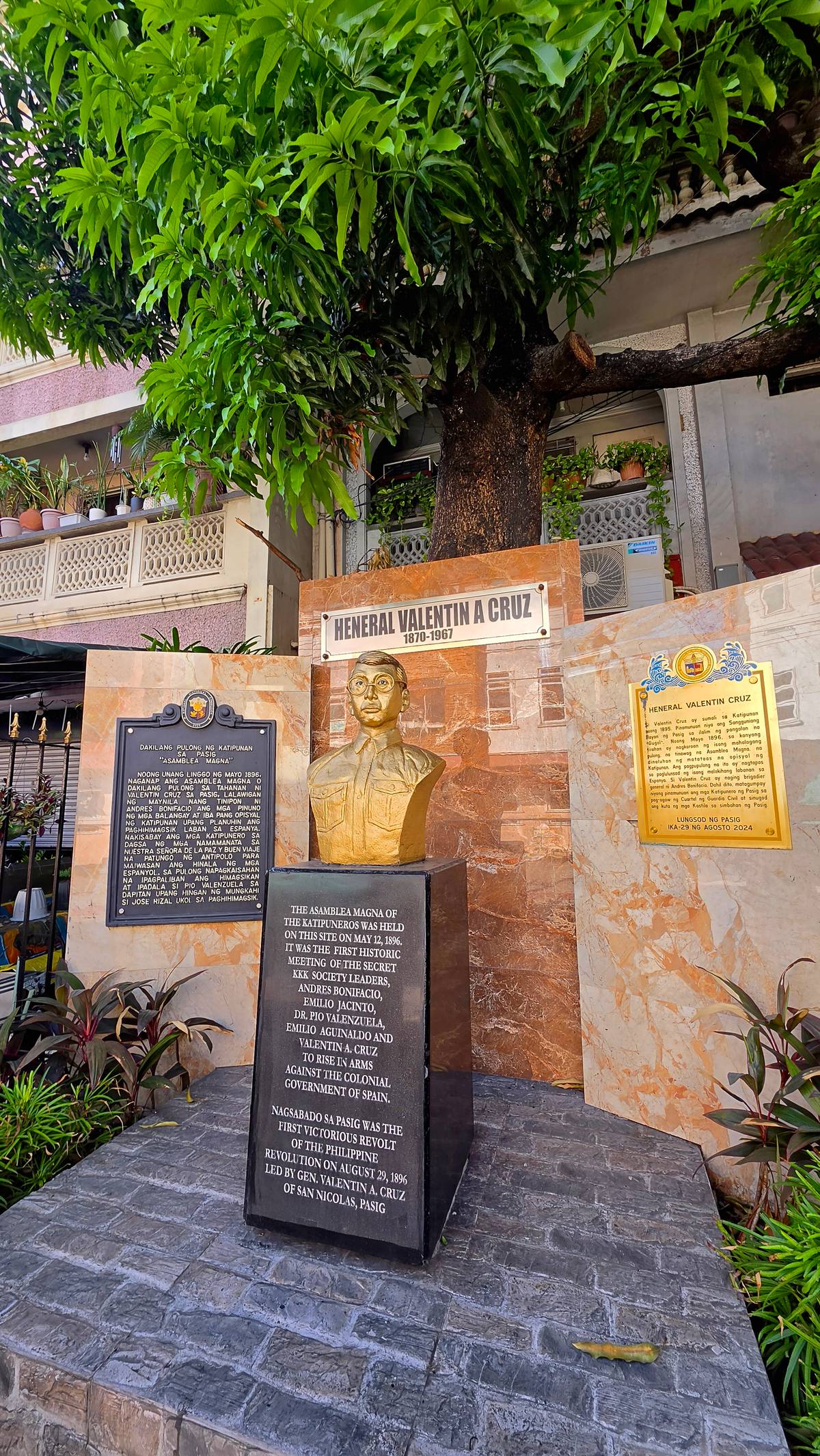 MONUMENT to Pasigueno revolutionary Valentin Cruz.
