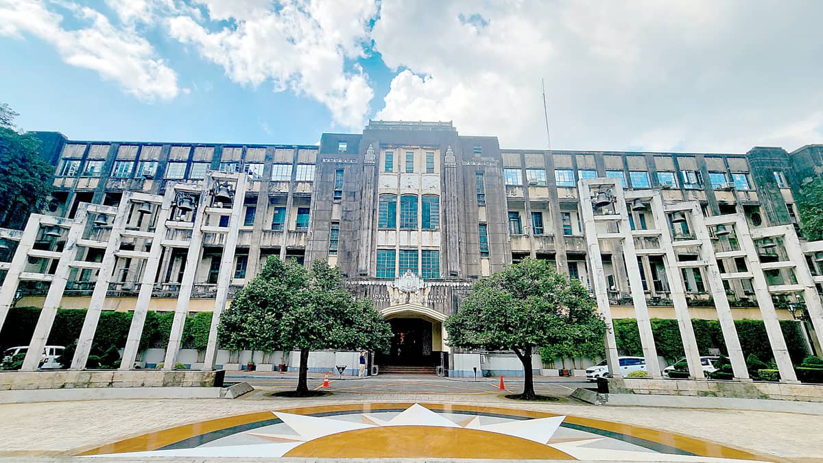 UNIVERSITY OF SANTO TOMAS CENTRAL SEMINARY BUILDING, Sampaloc, Manila. The building, which currently houses the Santísimo Rosario Parish Church, the Central Seminary, and the Faculties of Ecclesiastical Studies, was designed by architect Fernando H. Ocampo and was completed in 1933. The Art Deco style is evident in the façade’s geometric details, ziggurat-topped pilasters, stepped pylon at the main entrance, ironwork of the bannisters of the interior staircases, and stylized reliefs. It was declared a National Cultural Treasure in 2010, together with the university’s Main Building, the Arch of the Centuries, and open spaces.