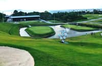 OVERLOOKING Taal Lake, The Vineyard features one of the country’s most scenic finishing holes today — a 189-yard approach to an island green below.