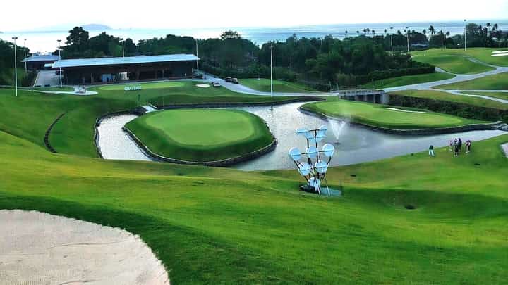 OVERLOOKING Taal Lake, The Vineyard features one of the country’s most scenic finishing holes today — a 189-yard approach to an island green below.