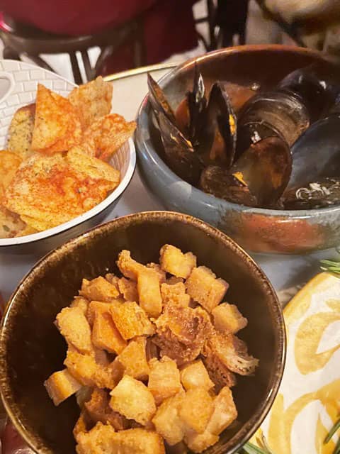 MUSSLS with seasoned chips and snacks.